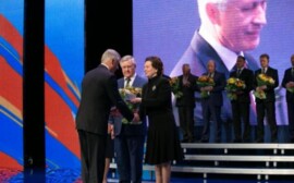 Наталья Комарова поздравила сотрудников «Сургутнефтегаза» с профессиональным праздником