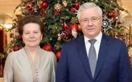 Глава ХМАО Наталья Комарова в первый день нового года показала кадры украшенных к празднику городов