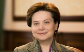 Наталья Комарова перенесла заграничную командировку из-за президента России