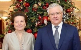 Глава ХМАО Наталья Комарова в первый день нового года показала кадры украшенных к празднику городов