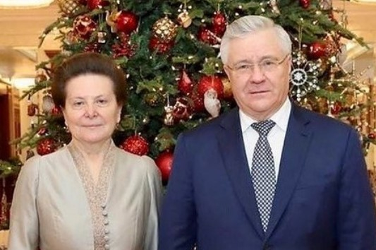 Глава ХМАО Наталья Комарова в первый день нового года показала кадры украшенных к празднику городов